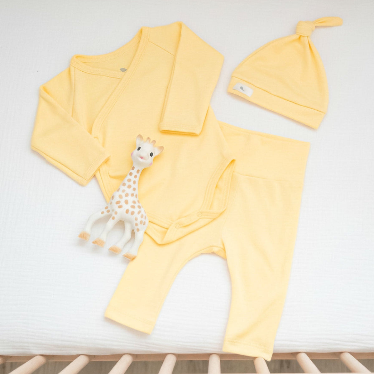 Pañalero, pantaloncito y gorrito de algodón pima en amarillo