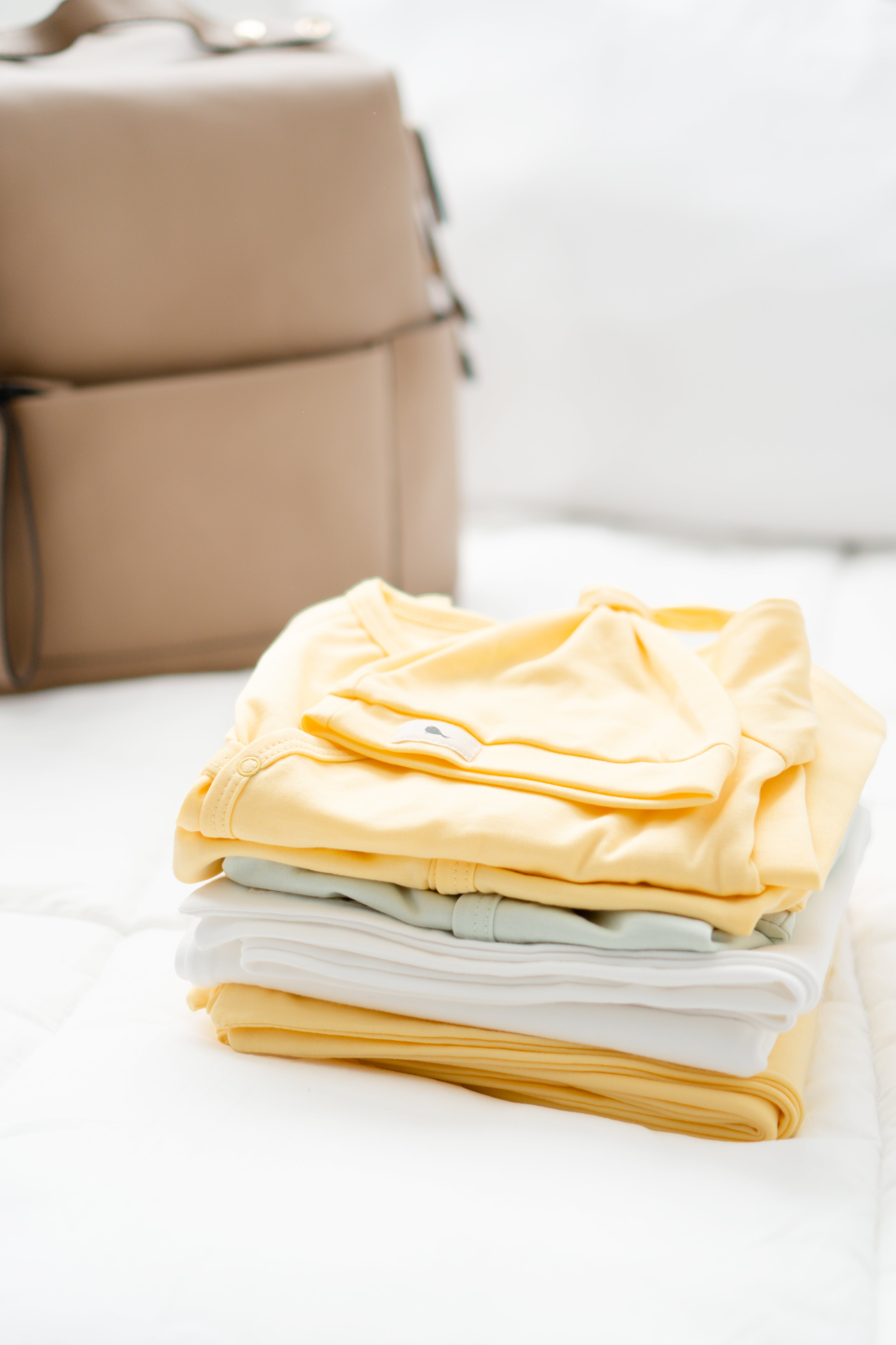 Ropa de recién nacido doblada y organizada por tallas