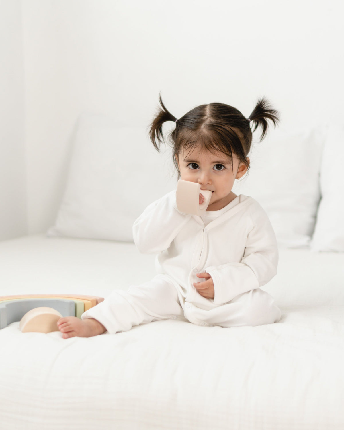 Bebé con mameluco blanco de algodón pima, look clásico para bautizo