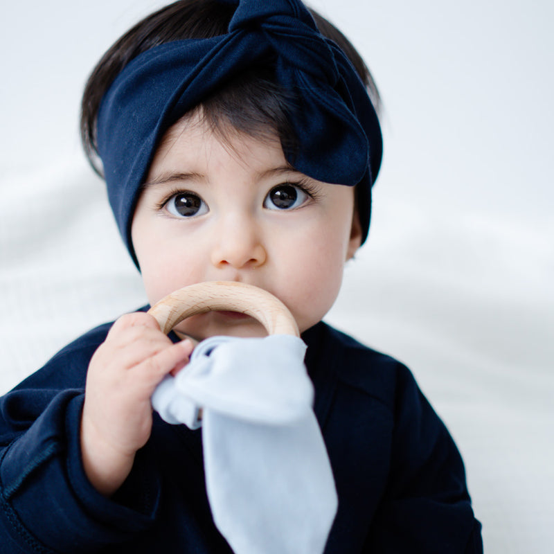 Mordedera Orejitas en Azul Marino - accesorio para bebe Mae & Mini